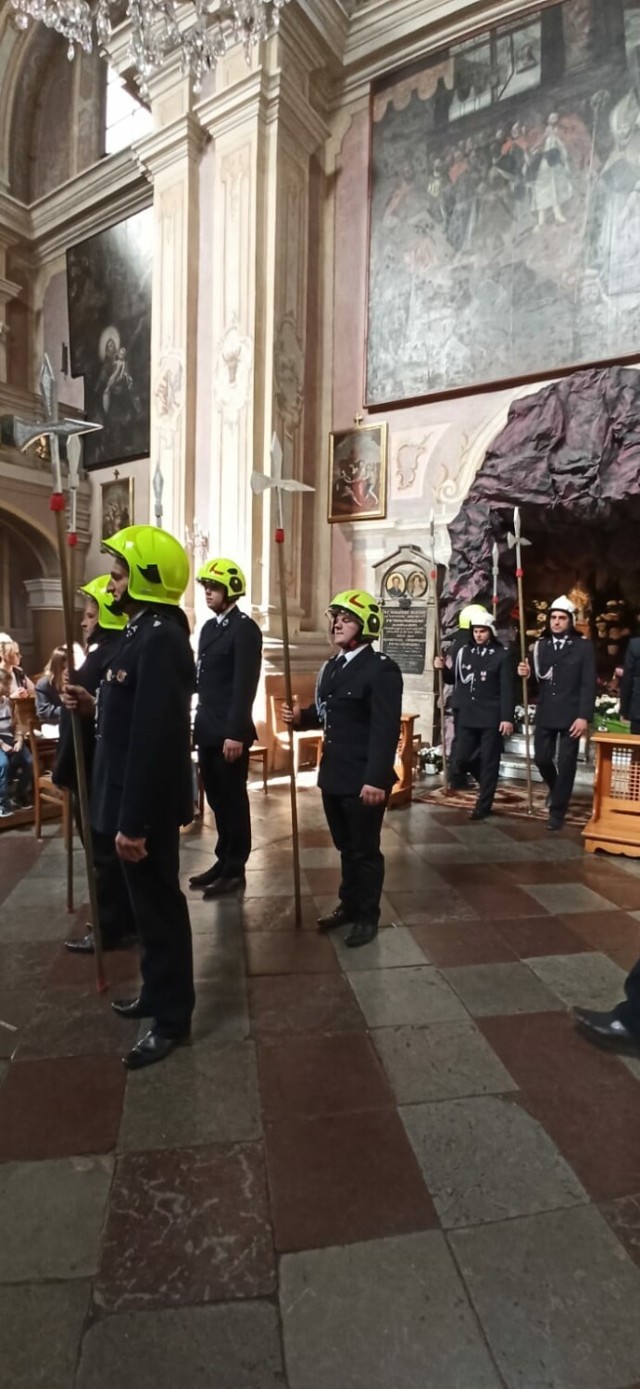 Warta strażaków przy Grobie Pańskim w klasztorze ojców bernardynów w Warcie