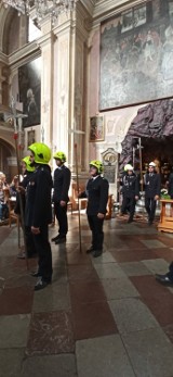 Warta strażaków przy Grobie Pańskim w klasztorze ojców bernardynów w WarcieZDJĘCIA
