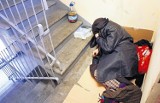 Skierniewiccy bezdomni nocowali w komendzie policji