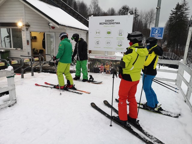 Część wyciągów narciarskich w Wiśle działa, organizując "kursy narciarstwa"

Zobacz kolejne zdjęcia. Przesuwaj zdjęcia w prawo - naciśnij strzałkę lub przycisk NASTĘPNE