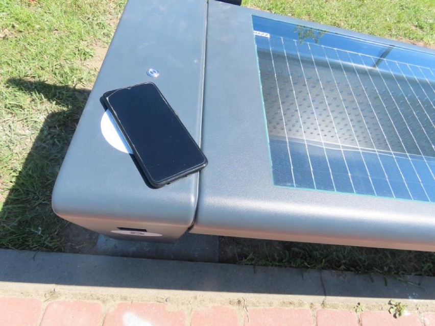 Trzy ławki solarne stanęły w Drzewicy. Można tu doładować smartfony ZDJĘCIA