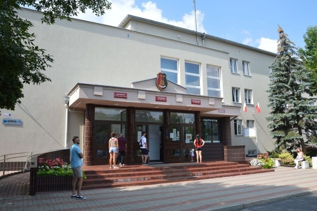 Urząd Miasta w Stalowej Woli, gdzie urzędnicy dostaną upragnione podwyżki wynagrodzeń, minimum 210 złotych