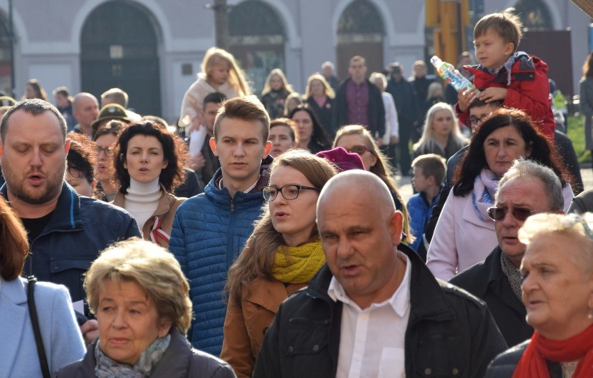 Tak mieszkańcy Jarosławia śpiewali hymn na rynku rok temu i dwa lata temu [ZDJĘCIA]