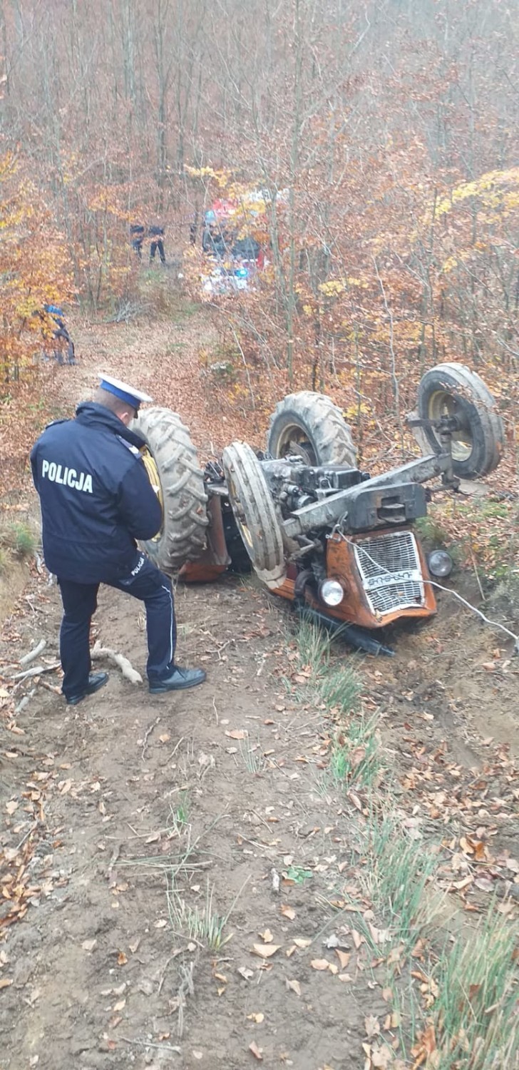 Śmiertelny wypadek w gminie Przywidz. W Klonowie Dolnym ciągnik przygniótł mężczyznę. Nie żyje 74-latek