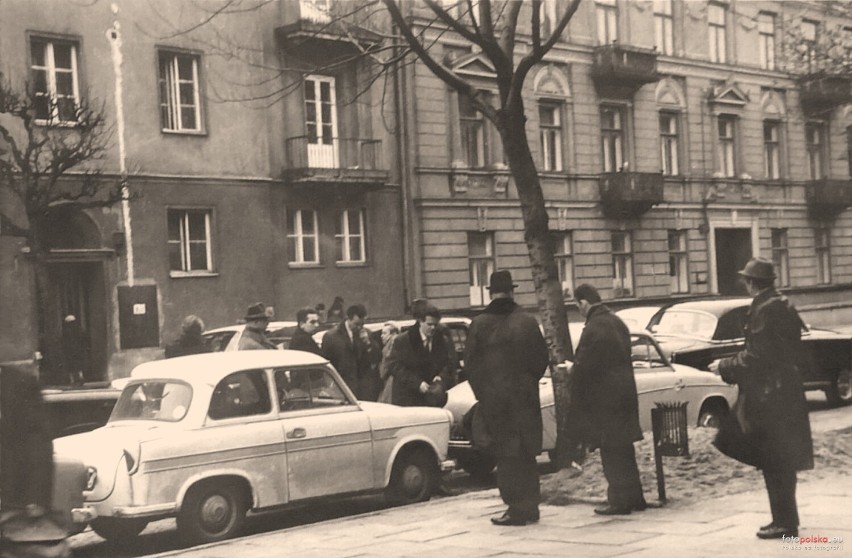 Listopad 1969 roku, Radom, ulica Sienkiewicza 4. Po lewej...