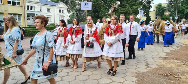 Korowód dożynkowy przeszedł z Zespołu Szkół Centrum Kształcenia Ustawicznego na teren Szkoły Podstawowej w Wojsławicach