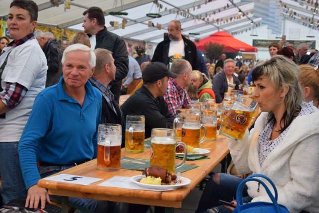Do niedzieli na wodzisławskim rynku potrwa tegoroczny Oktoberfest. Sprawdzamy, co na miejscu można wypić, zjeść i za ile. 