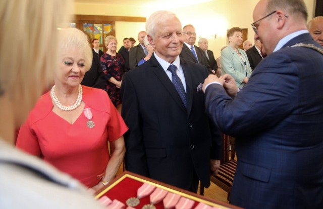17 par, które przeżyły ze sobą co najmniej 50 lat odebrało w grudziądzkim Urzędzie Stanu Cywilnego medale "Za długoletnie pożycie małżeńskie" 