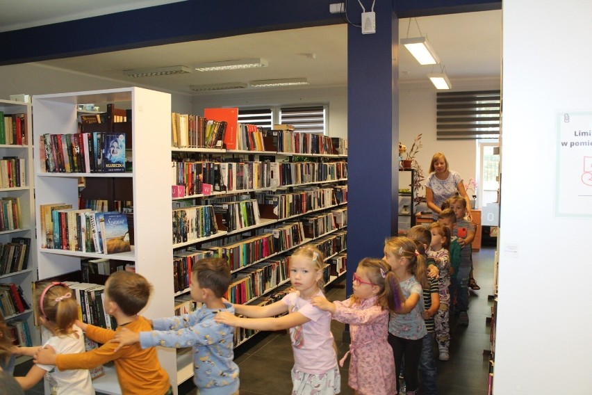 Biblioteka w Kazimierzy Wielkiej po wakacjach nie zwalnia tempa. Zaprasza na kolejne atrakcyjne zajęcia. Zobaczcie zdjęcia