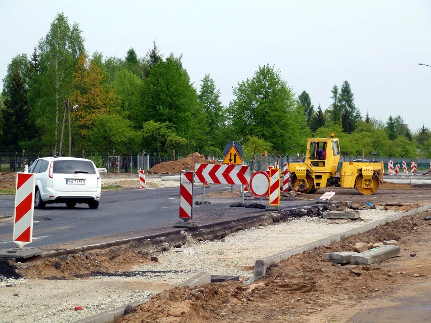 Piła. Ciemno na alei Powstańców Wielkopolskich. Trwa przebudowa skrzyżowania na rondo [ZDJĘCIA]