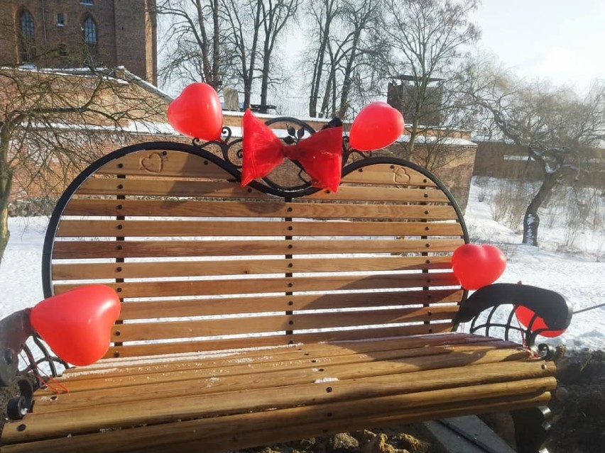 Walentynki na Ławeczce Zakochanych w Gniewie, kłódki wiecznej miłości w gminie Tczew