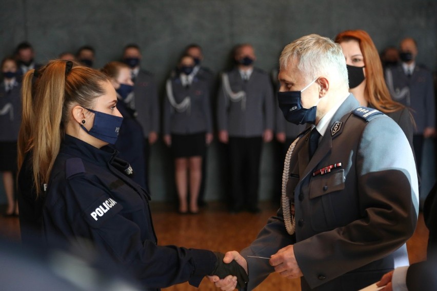 Nowi policjanci i policjantki w Małopolsce. "Czeka was ciężka służba, ale ciekawa"