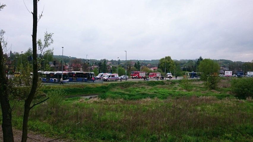 Kraków. Ciężarówka uderzyła w autobus MPK