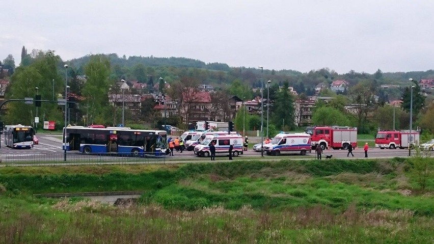 Kraków. Ciężarówka uderzyła w autobus MPK