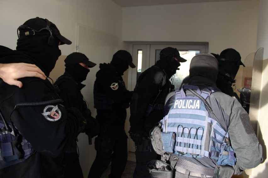 Policja w Kaliszu odbijała zakładnika na terenie COSSW. ZDJĘCIA