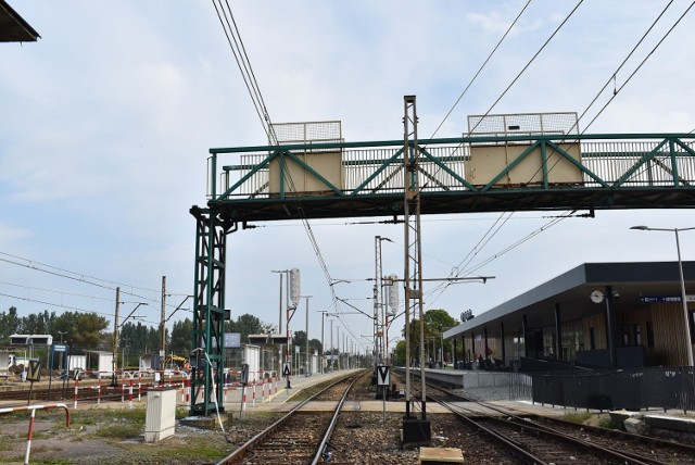 Na stacji PKP w Oświęcimiu rozpoczęła się duża inwestycja. W jej ramach przewidziano m.in. likwidację kładki nad torami, którą zastąpi przejście podziemne oraz przebudowę peronów