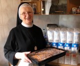 Siostry zakonne z Archidiecezji Gdańskiej pieką ciasta dla medyków. Do pomorskich szpitali trafi ponad 200 blach słodkości