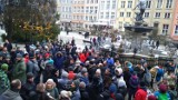 Gdańsk: Protest "frankowiczów" przed fontanną Neptuna [WIDEO, ZDJĘCIA]