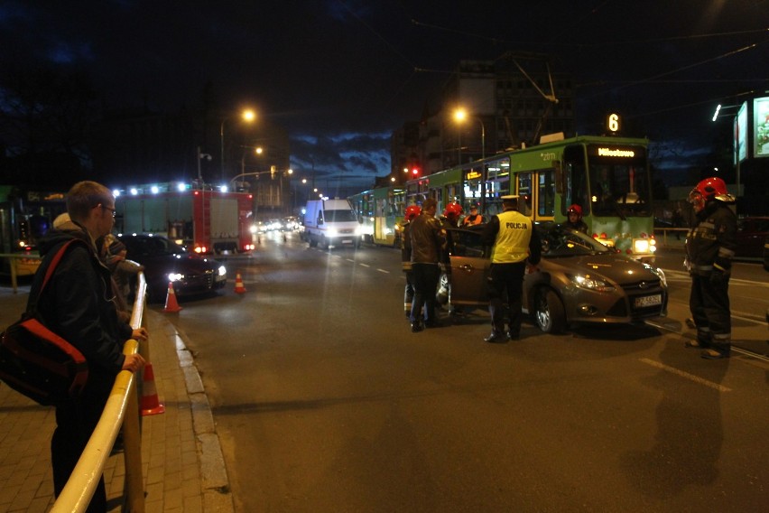 Ul. Grunwaldzka i Matejki: Samochód wjechał pod tramwaj [ZDJĘCIA]