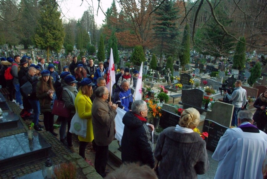 Uczcili pamięć o ofiarach grudnia 70 w Wejherowie. Była modlitwa i kwiaty na grobach dwóch zmarłych