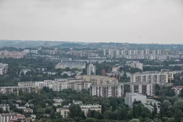 W poniedziałek, 26 kwietnia, doszło do tragicznego pożaru na osiedlu Uroczym w Nowej Hucie. Ogień pojawił się w mieszkaniu jednego z budynków. Przed przyjazdem straży pożarnej kobieta wyskoczyła z okna.