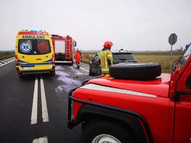 Jak informują strażacy z KM PSP Toruń, do wypadku doszło po godzinie 8. Trzy ranne osoby zostały zabrane do szpitala. Zobaczcie zdjęcia >>>>