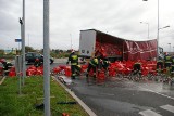 Leszno: Tir przewoził piwo, które wylało się na rondzie [ZDJĘCIA]