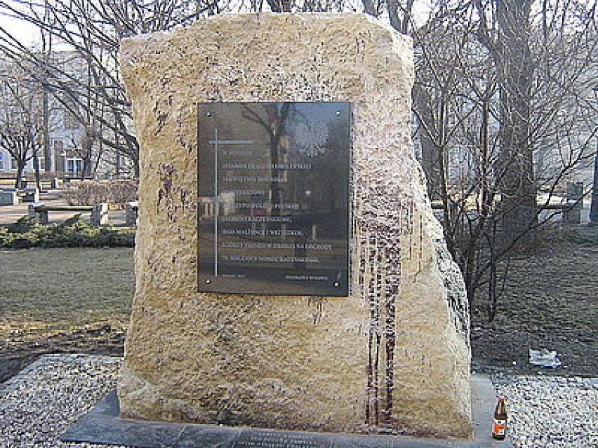 Mysłowice: pomnik Ofiar Tragedii Smoleńskiej oblany farbą