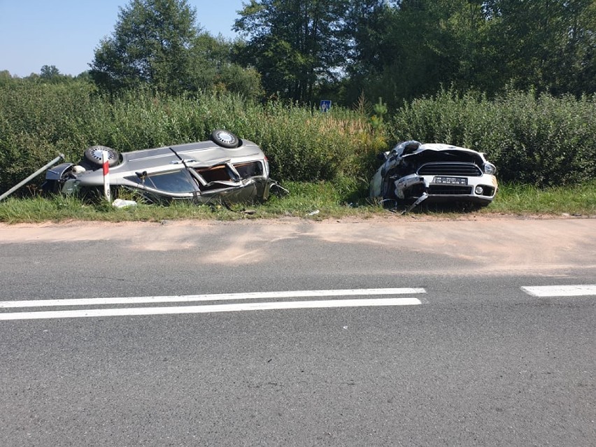 Wypadek na drodze wojewódzkiej 713 koło Sługocic. Zderzenie dwóch samochodów, jedna osoba ranna [ZDJĘCIA]