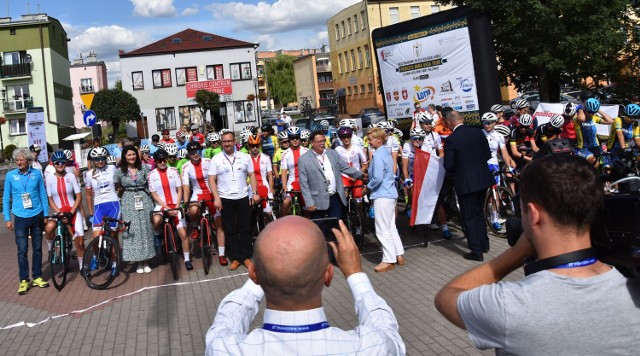 Start pierwszego etapu III Międzynarodowego Wyścigu Kolarskiego Kobiet "Śladami Królewny Anny Wazówny" w Golubiu-Dobrzyniu