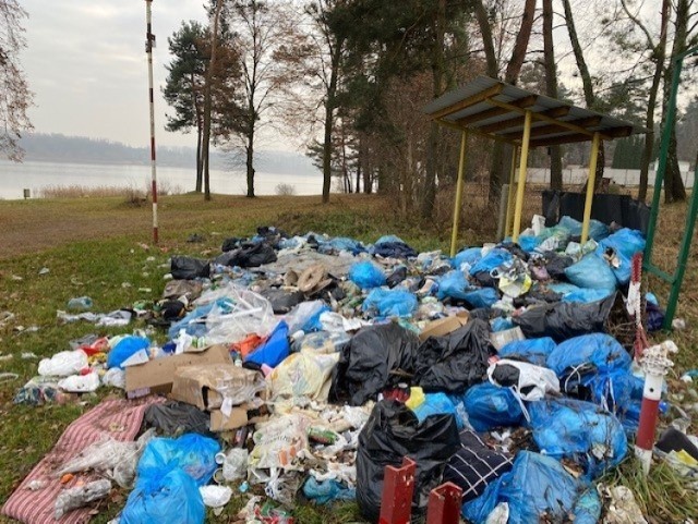 Śmieci nad jeziorem na Przeczycach zalegają od kilku miesięcy