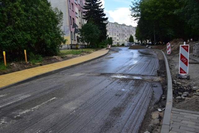 Nowe chodniki z żółtej kostki, wymienione  oświetlenie uliczne, przebudowane parkingi, to tylko część zmian, jakie widać już na remontowanej  ulicy Żółkiewskiego - Lina w Sandomierzu. Więcej na kolejnych zdjęciach.