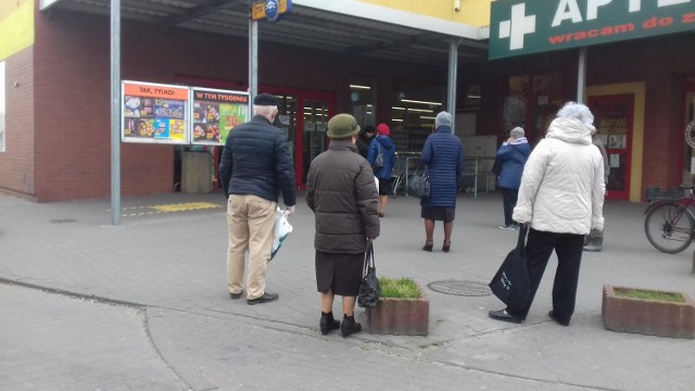 Przypominamy, jakie kolejki tworzyły się rok temu przed sklepami w Brodnicy