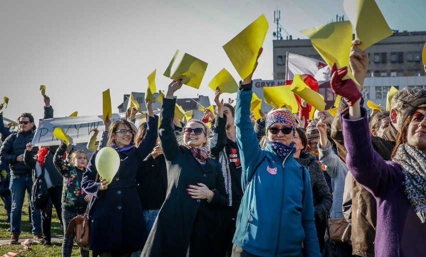 Uczniowie trójmiejskich szkół wyrazili solidarność z protestującymi nauczycielami, tworząc w Gdańsku symboliczny "wykrzyknik poparcia"