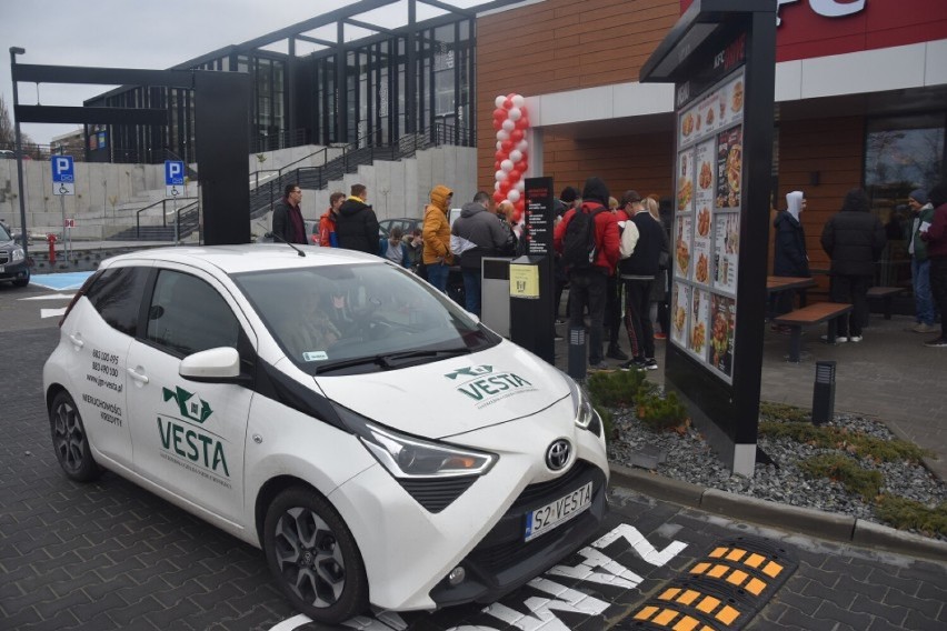 W Jastrzębiu otwarto pierwszą restaurację KFC. Na otwarcie...