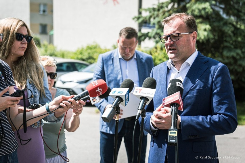 Podczas konferencji prasowej prezydent Radosław Witkowski...