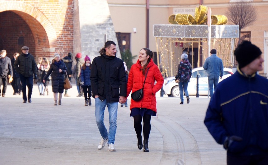 Niedzielny spacer w styczniowym słońcu po centrum Lublina. ZOBACZ ZDJĘCIA