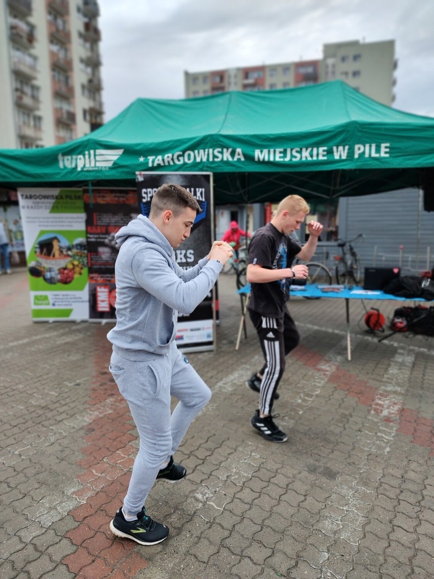 Festiwal Sztuk Walki w Pile. Widowiskowe walki odbyły się na targowisku miejskim [ZOBACZ ZDJĘCIA]