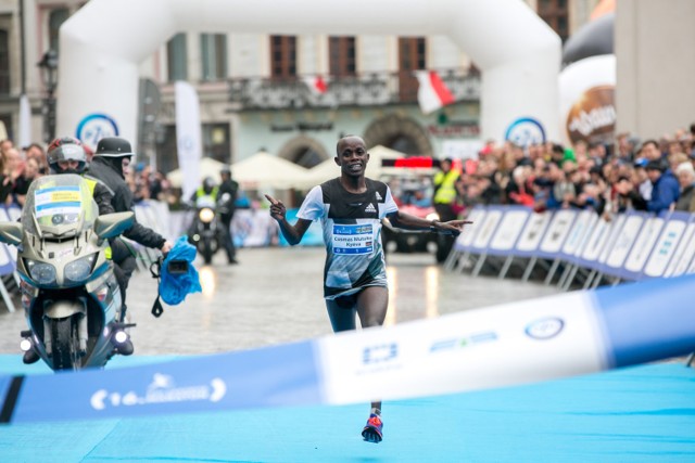 Tak walczyli biegacze podczas ubiegłorocznego Cracovia Maraton