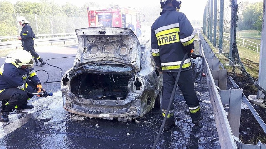 Pożar samochodu na trasie S3. Kierowcy utworzyli „korytarz życia” [WIDEO, ZDJĘCIA]
