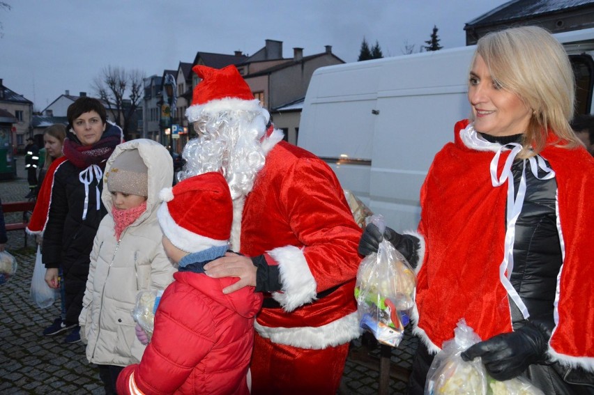 Władze Łowicza przygotują 4 tysiące paczek na miejską choinkę. Jak otrzymać jedną z nich? [ZDJĘCIA]