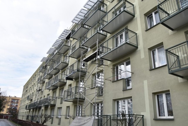 Balkony są osadzane na kotwach chemicznych do płyt konstrukcyjnych bloków. Dobudowywane konstrukcje są stalowe, ocynkowane, malowane proszkowo. Ich podłogę stanowi płyta kompozytowa