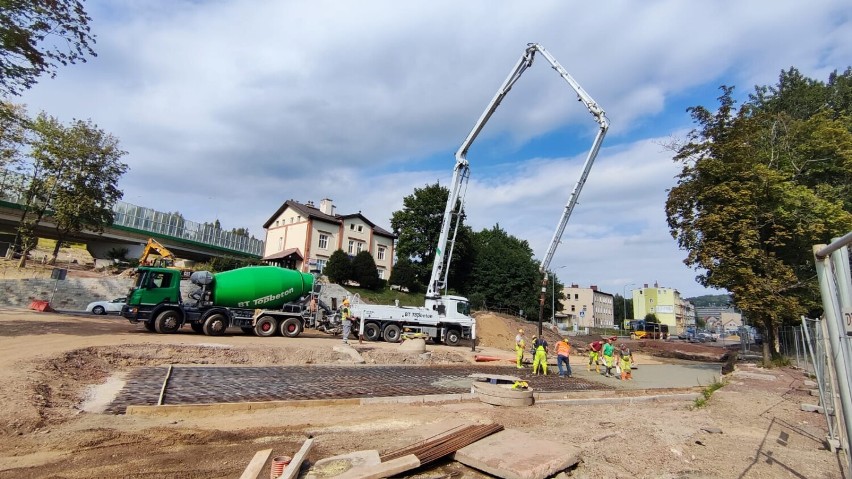 Obwodnica Wałbrzycha: Wzmacniają betonem sklepienie Lisiej Sztolni. Pozostała część inwestycji już gotowa [ZDJĘCIA]