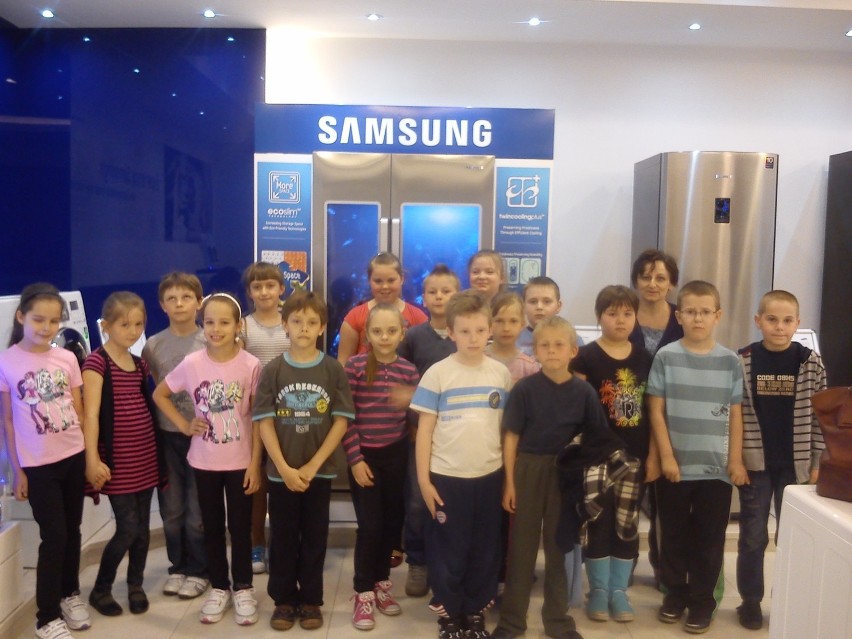 Dzieci z Kornelówki zwiedziły firmę Samsung we Wronkach [FOTO]