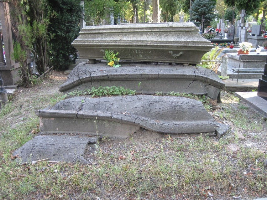 Asfaltowy nagrobek na cmentarzu przy ul. Lipowej w Lublinie
