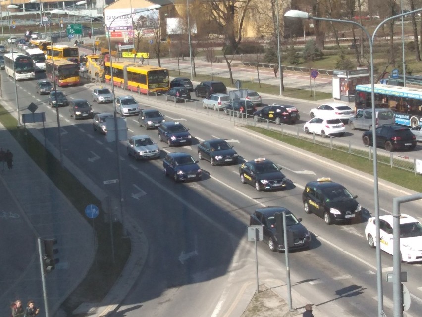 Kilkadziesiąt włączonych klaksonów i blokada w centrum Kielc. Przeciw czemu ten protest taksówkarzy?