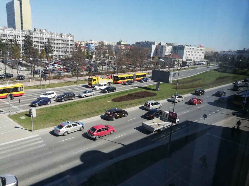 Kilkadziesiąt włączonych klaksonów i blokada w centrum Kielc. Przeciw czemu ten protest taksówkarzy?