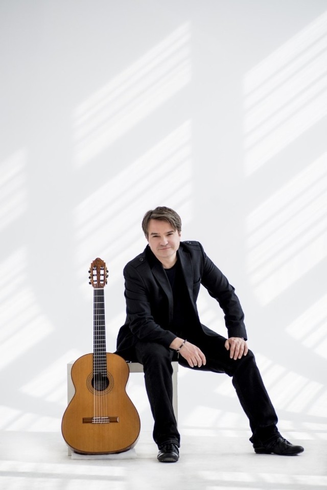Gitarzysta, Krzysztof Pełech, zagra w sobotę z radomską orkiestrą.