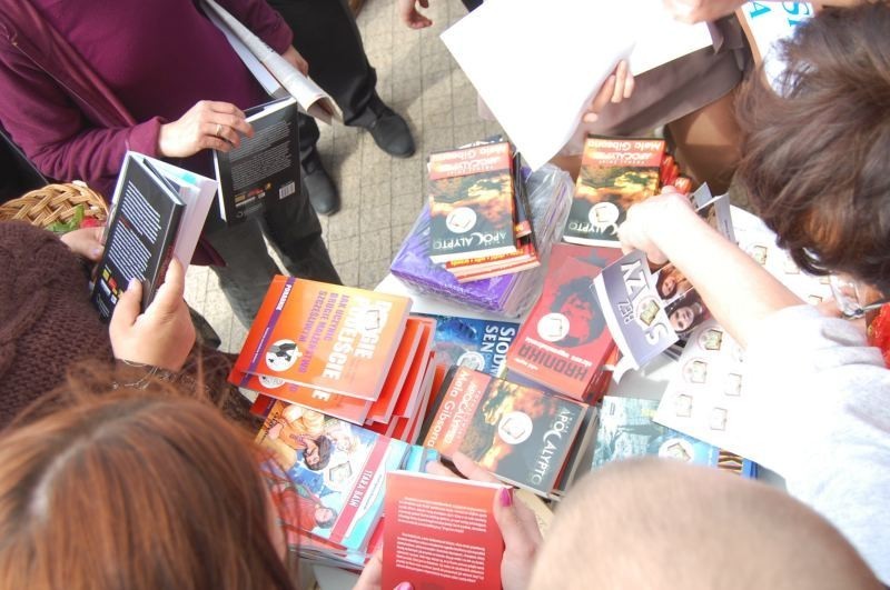 Kwidzyn: Członkowie SLD rozdawali książki w ramach akcji &quot;Książka zamiast marihuany&quot;