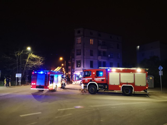 Pożar wybuchł w kamienicy przy skrzyżowaniu ul. Rapackiego i Królewskiej w Grudziądzu